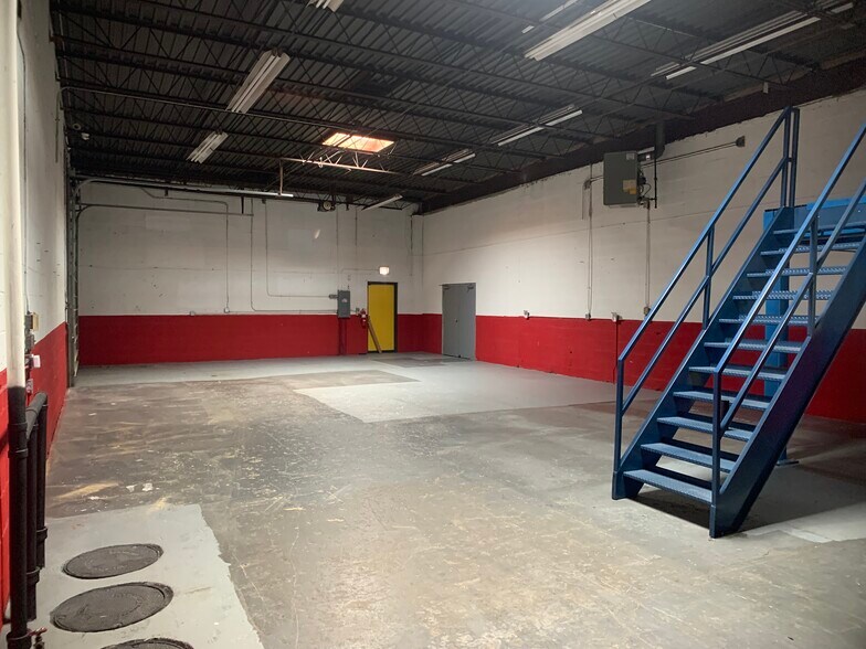 More Photos Of 13901-13909 Kostner St, Crestwood Warehouse For Sale