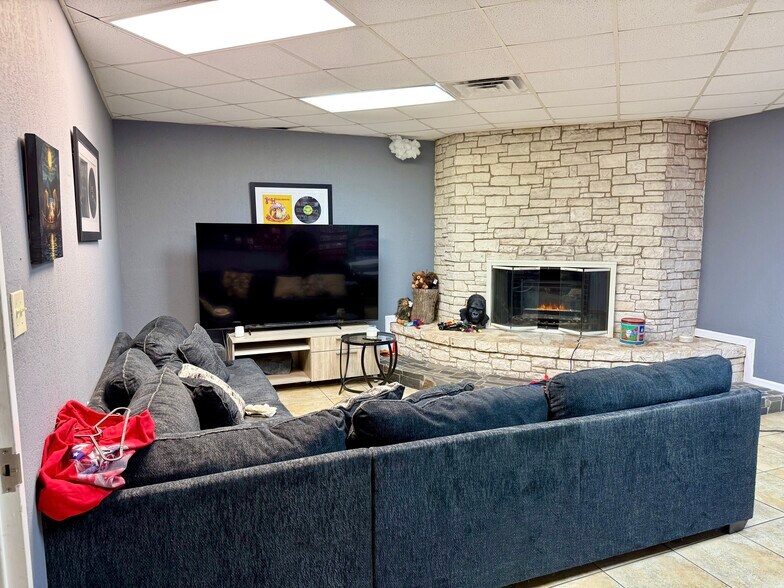 More Photos Of 5607 Kenwick St, San Antonio Showroom For Lease