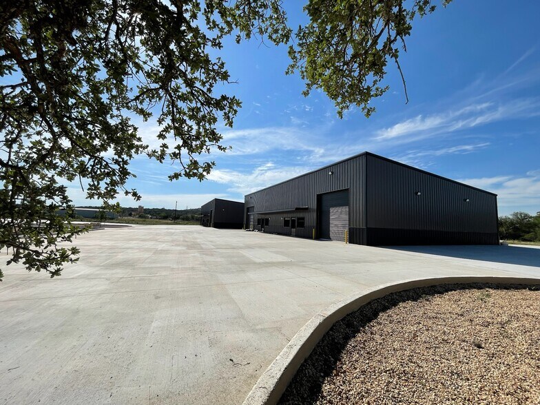 More Photos Of 606 Mill Run, Kerrville Warehouse For Lease