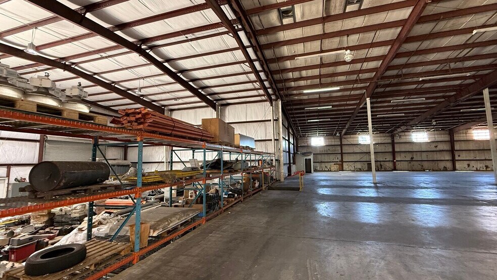 More Photos Of 306 Rogers St, Barnesville Warehouse For Lease