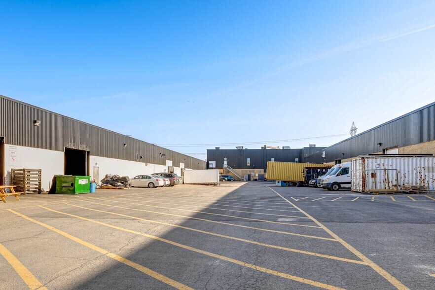 More Photos Of 7527-7583 Boul Henri-Bourassa E, Montréal Flex For Lease