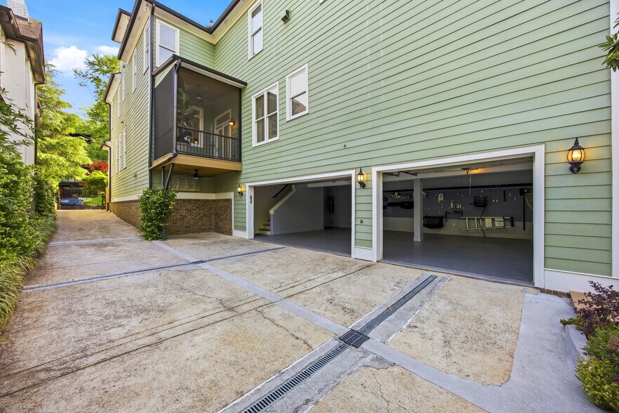 More Photos Of 574 East Ave NE, Atlanta Specialty For Sale