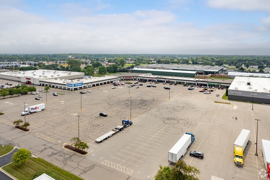 More Photos Of 438-462 E Edgewood Blvd & SEC American Rd & E Edgewood Blvd, Lansing Storefront For Lease