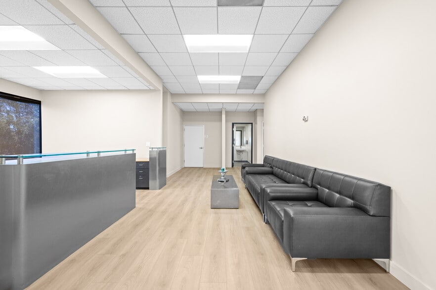 More Photos Of 24011 Ventura Blvd, Calabasas Medical For Lease