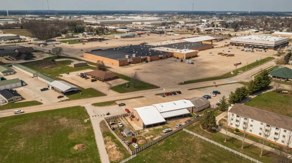 More Photos Of 2300 Hoffman Dr, Effingham Auto Repair For Sale