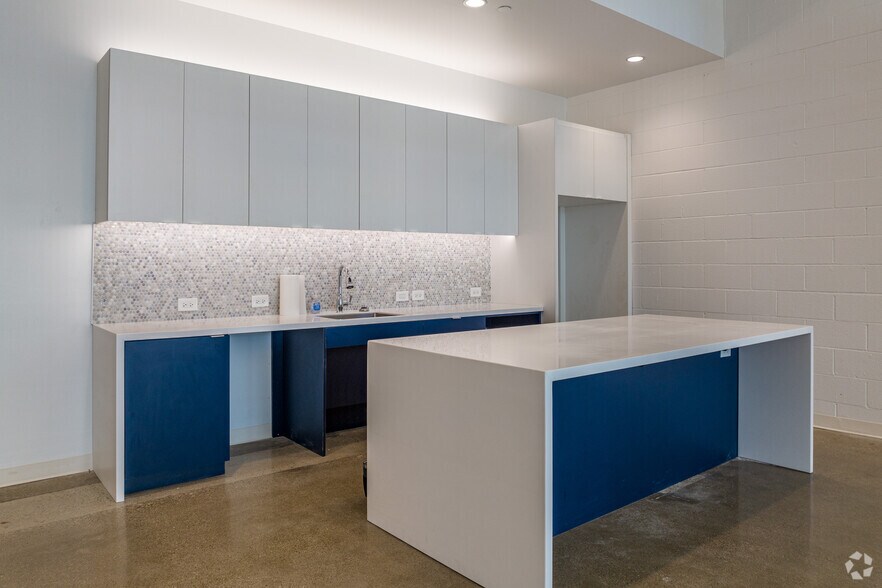 More Photos Of 3216-3308 Royalty Row, Irving Showroom For Lease