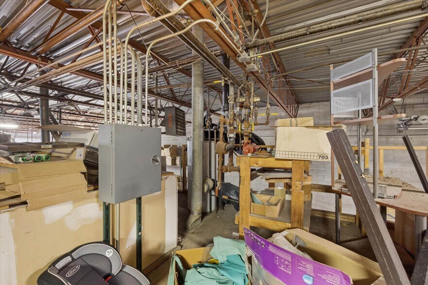 More Photos Of 4205-4215 Lawndale Ave, Lyons Manufacturing For Sale