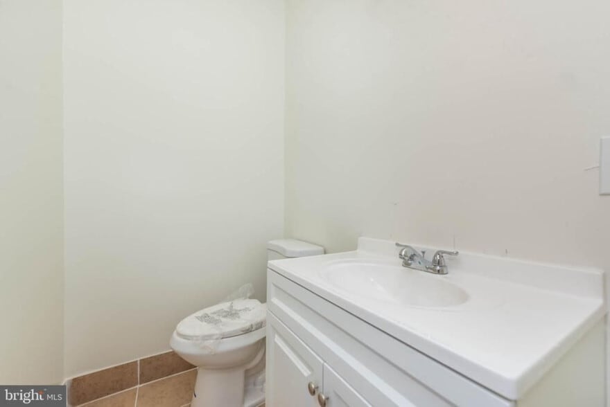 More Photos Of 1640 N Broadway, Baltimore Flex For Sale