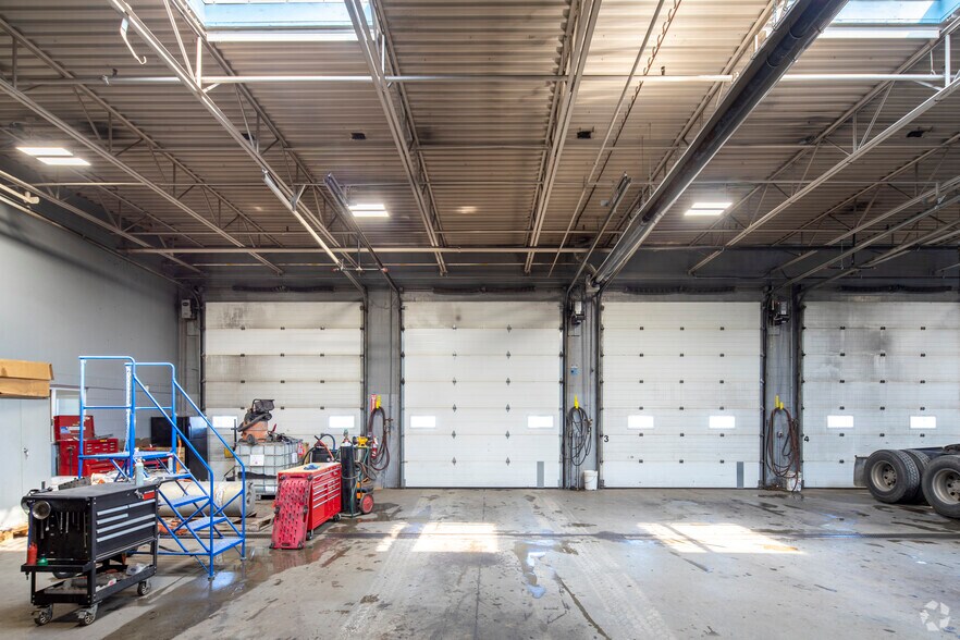More Photos Of 6950 Tomken Rd, Mississauga Truck Terminal For Sale
