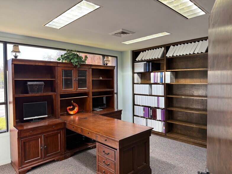 More Photos Of 202 NE 8th Ave, Ocala Office For Sale