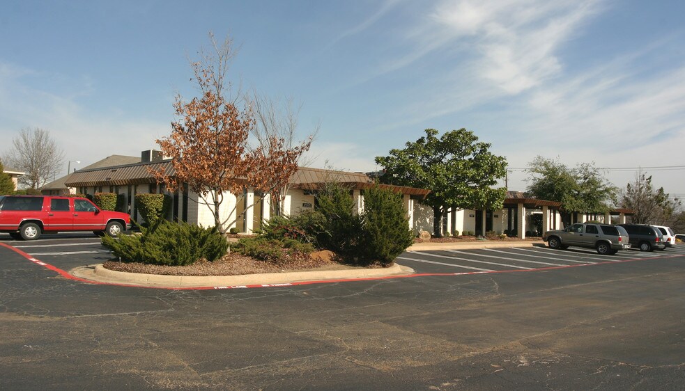 More Photos Of 1615 Precinct Line Rd, Hurst Office For Lease