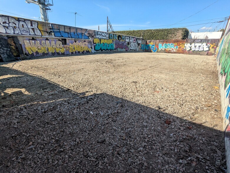 More Photos Of 5747 Melrose Ave, Los Angeles Land For Lease