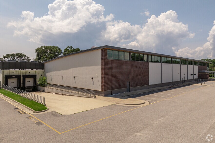 More Photos Of 11076 Warwick Blvd, Newport News Supermarket For Lease