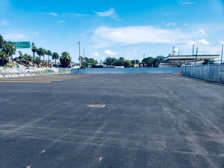 More Photos Of 650 NW 105th St, Miami Warehouse For Lease