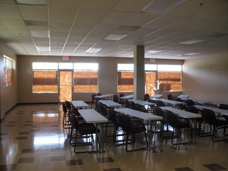 More Photos Of 13190 Highway 92, Woodstock Freestanding For Lease