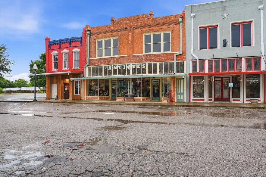 More Photos Of 321 N Main St, Bonham General Retail For Sale