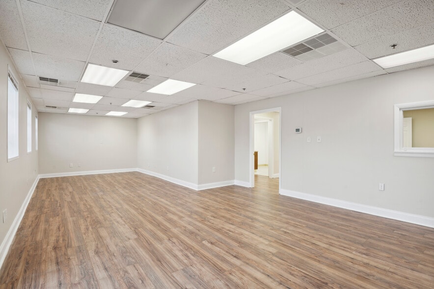 More Photos Of 32 Germay Dr, Wilmington Warehouse For Lease