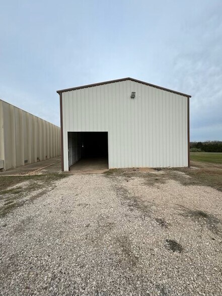 More Photos Of 1103 E Maguire Rd, Noble Light Manufacturing For Sale