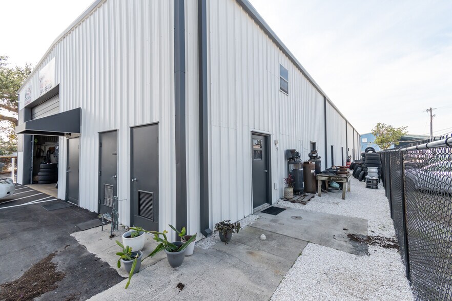 More Photos Of 320 Warfield Ave, Venice Warehouse For Sale