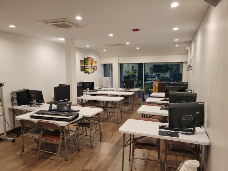 More Photos Of 3541 156th St, Flushing Flex For Sale