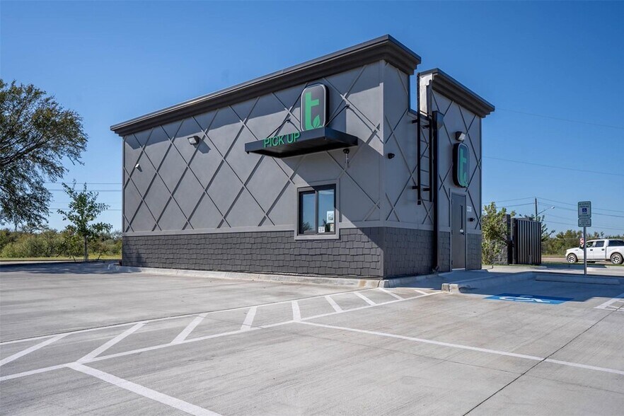 More Photos Of 330 NW John Jones Dr, Burleson General Retail For Sale