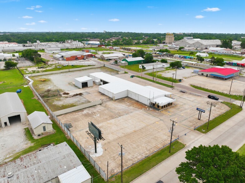 More Photos Of 1300 N Broadway Ave, Ada Warehouse For Sale
