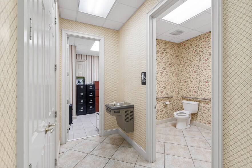 More Photos Of 20 Capital Dr, Hilton Head Island Showroom For Sale