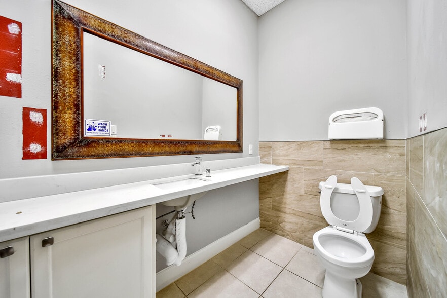 More Photos Of 6430 Hillcroft Ave, Houston Office For Sale