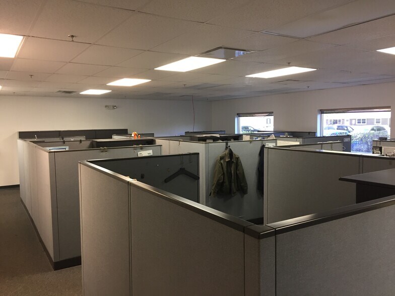 More Photos Of 1901 South St, Elgin Research And Development For Lease