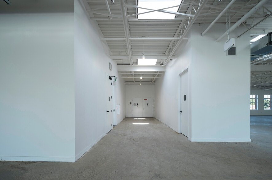 More Photos Of 2650 St Clair Av W, Toronto Freestanding For Sale