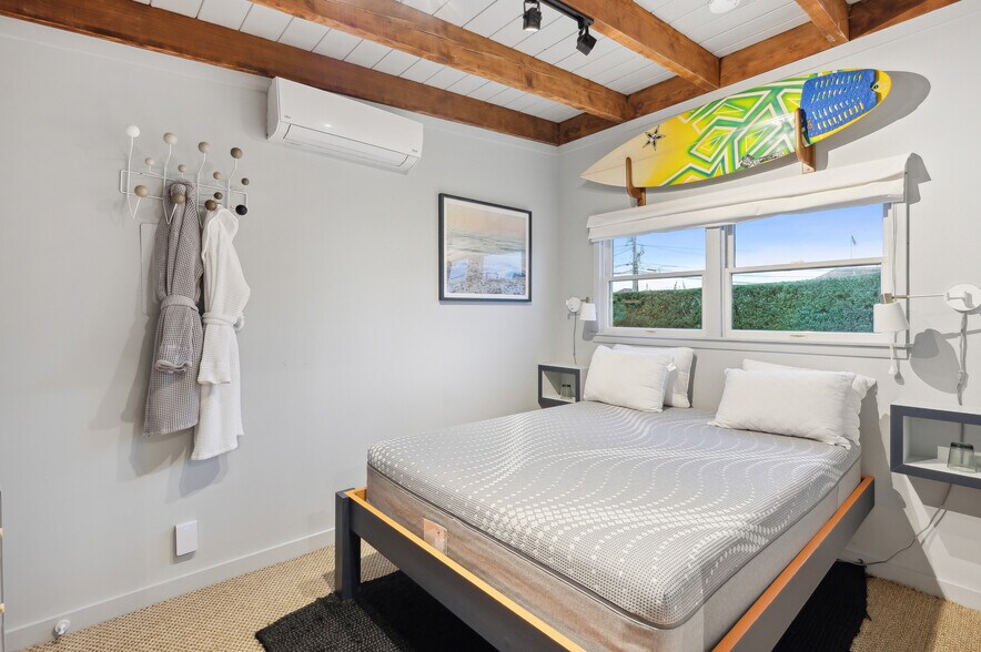 More Photos Of 32 Lighthouse Rd, Hampton Bays Hotel For Sale