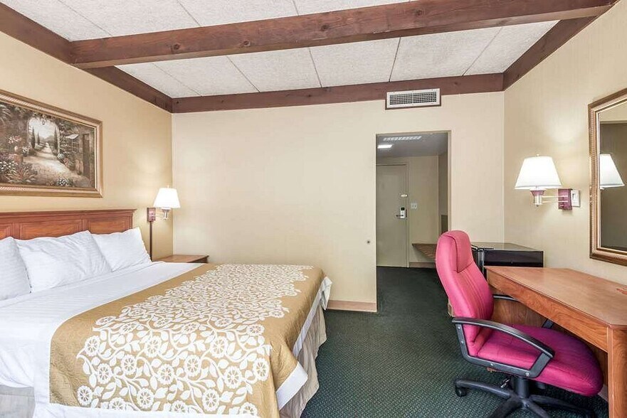 More Photos Of 1300 Youngstown Warren Rd, Niles Hotel For Sale