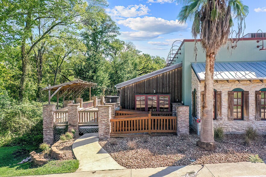 More Photos Of 520 Harvey Rd, College Station Restaurant For Lease