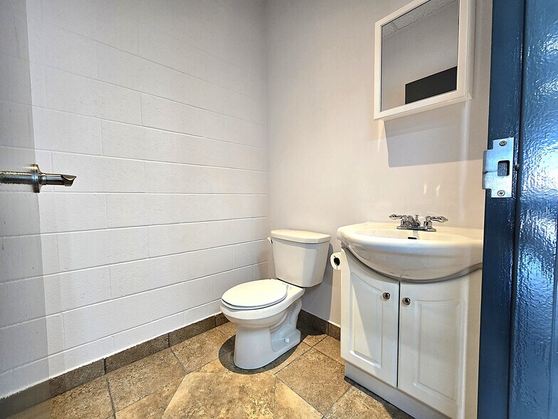 More Photos Of 557-577 Boul du Curé-Boivin, Boisbriand Warehouse For Sale