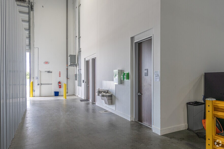 More Photos Of 12510 W Airport Blvd, Sugar Land Distribution For Lease