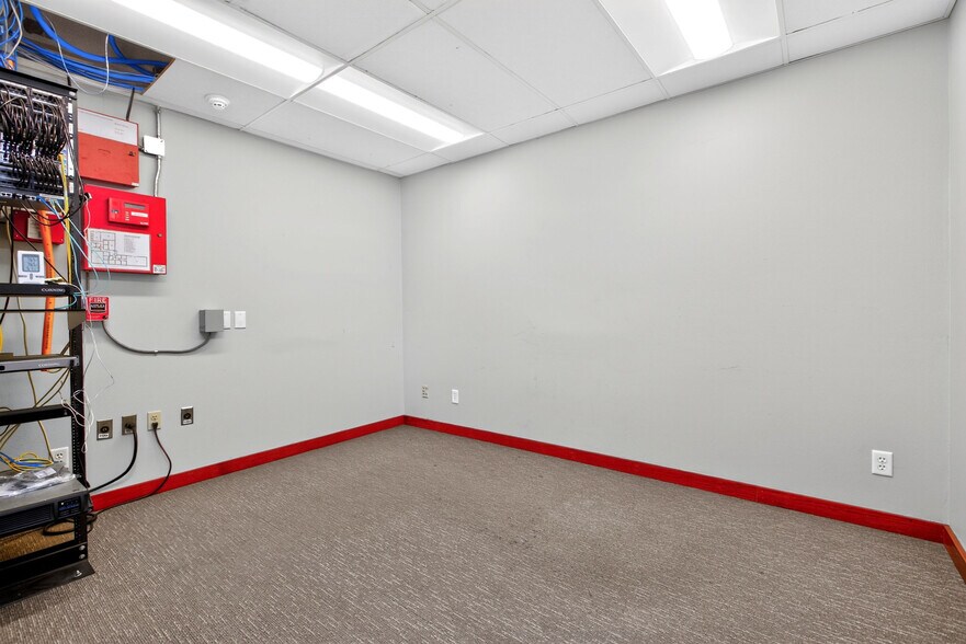 More Photos Of 3125 Medalist Dr, Oshkosh Office For Sale