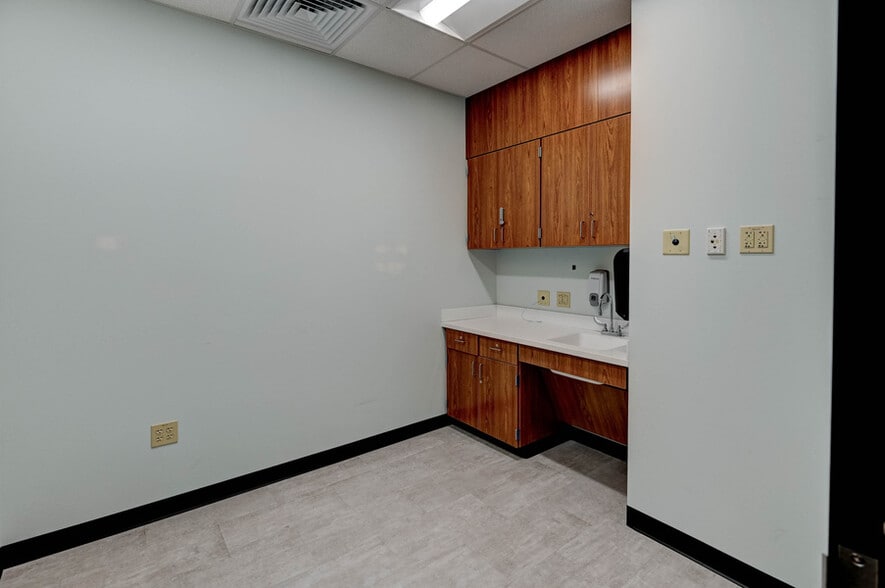 More Photos Of 1315-1317 SW 6th Ave, Topeka Medical For Lease