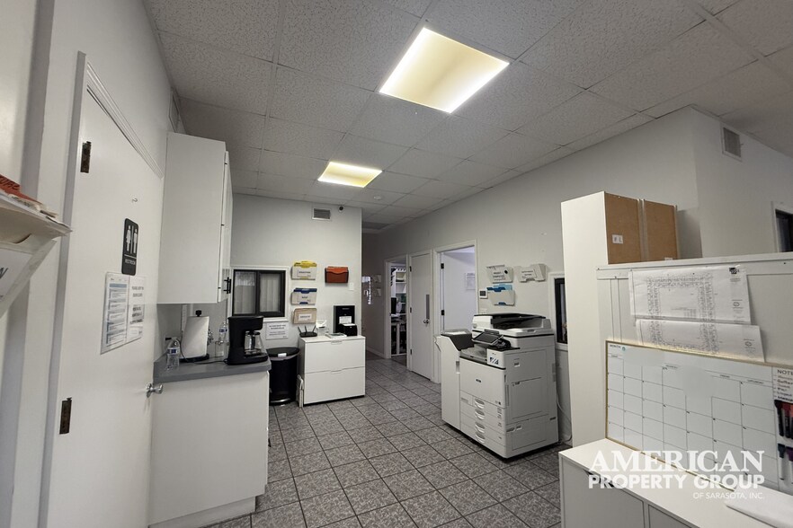More Photos Of 5946 Clark Center Ave, Sarasota Warehouse For Lease