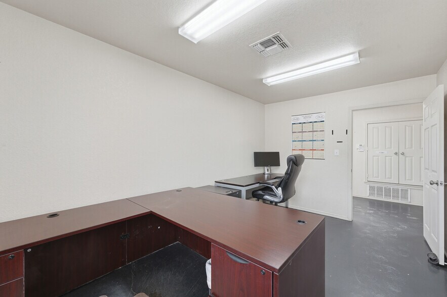 More Photos Of 6542 County Road 145, Kenedy Industrial For Lease