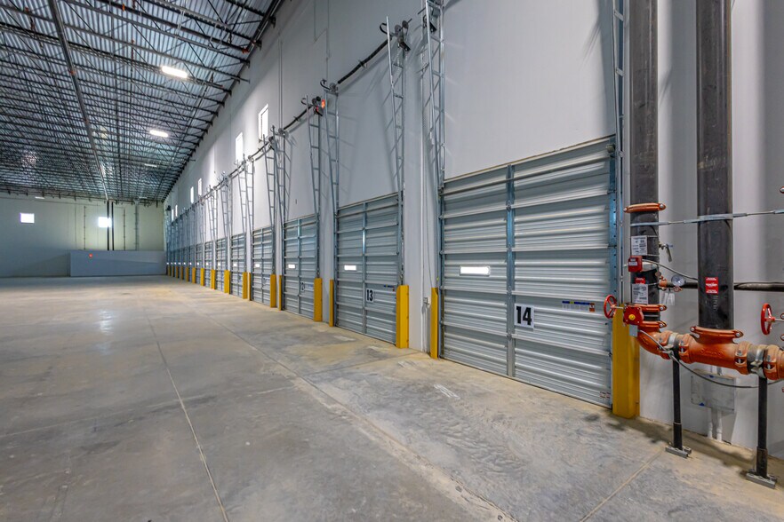 More Photos Of 101 Man United St, Laredo Warehouse For Lease