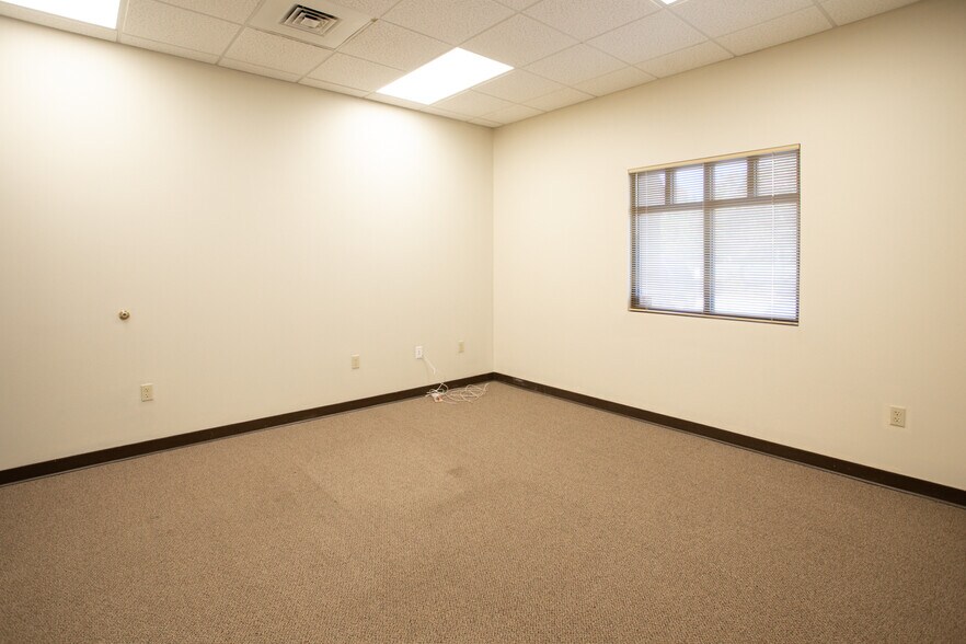 More Photos Of 439 State Rd, North Dartmouth Storefront For Lease