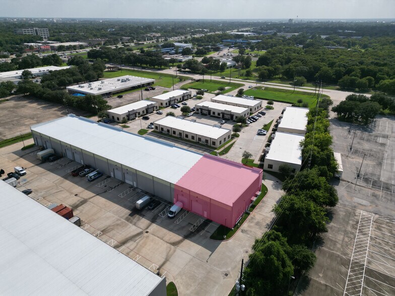 More Photos Of 202 Industrial Blvd, Sugar Land Warehouse For Sale