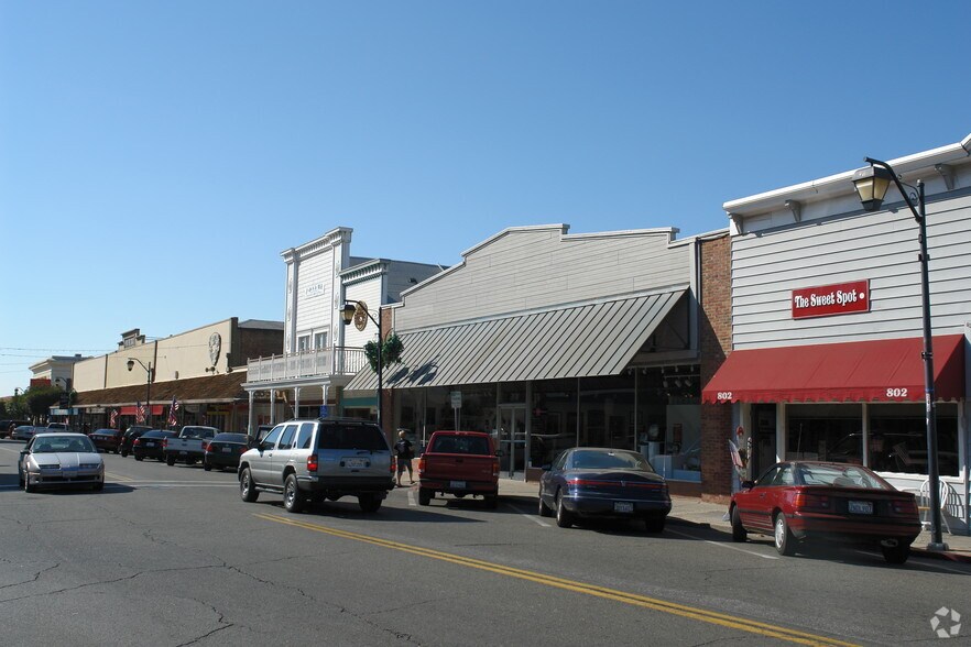 More Photos Of 810-812 Lincoln Way, Auburn Storefront For Lease