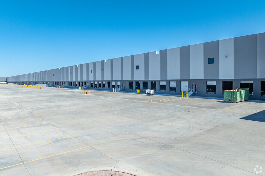 More Photos Of 15301 W Northern Ave, Glendale Distribution For Sale