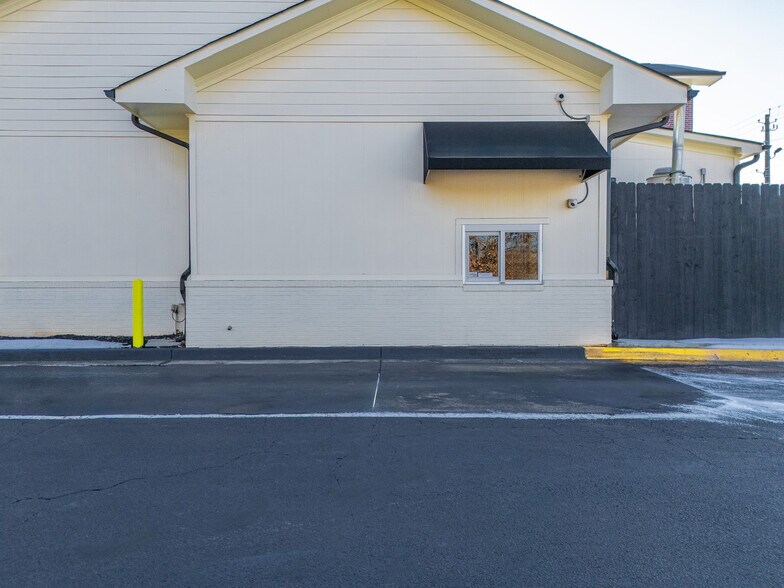 More Photos Of 6912 Douglas Blvd, Douglasville Restaurant For Sale