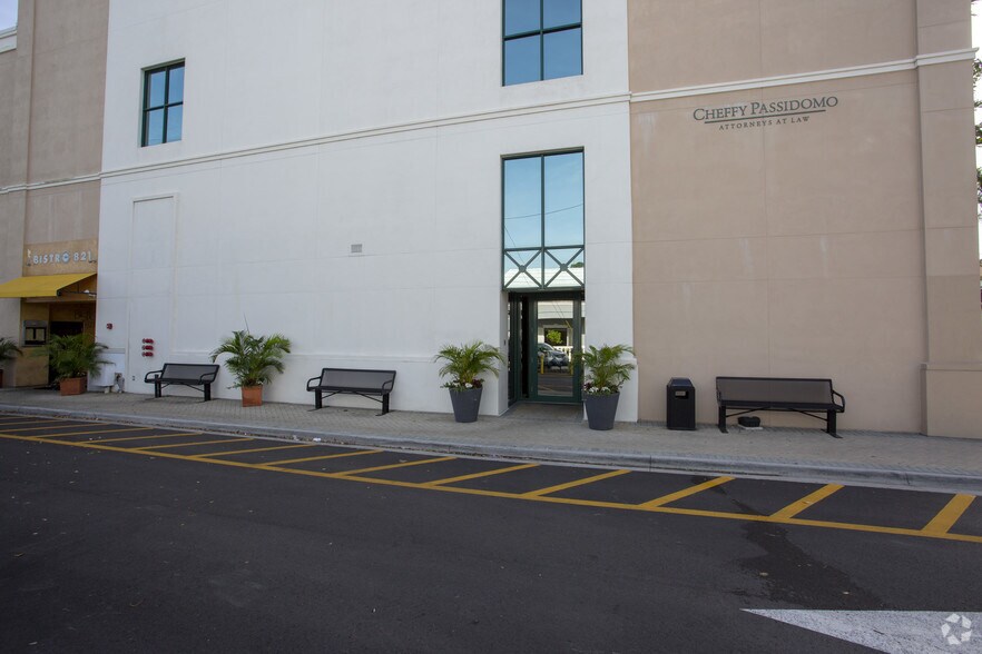 More Photos Of 821 5th Ave S, Naples Office For Lease