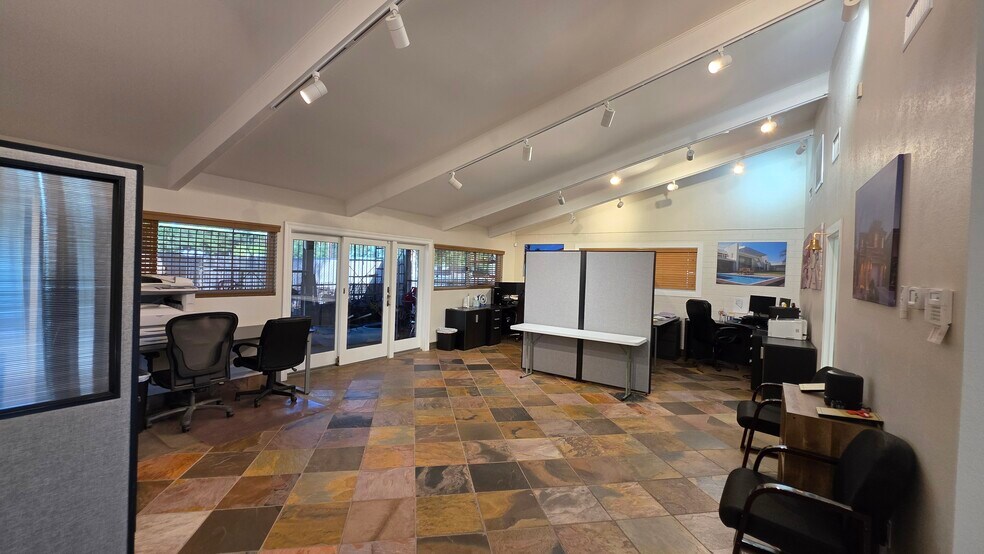 More Photos Of 3909 Vegas Dr, Las Vegas Office For Sale