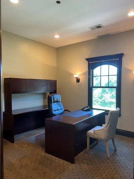 More Photos Of 770 Beacon St, West Dundee Medical For Sale