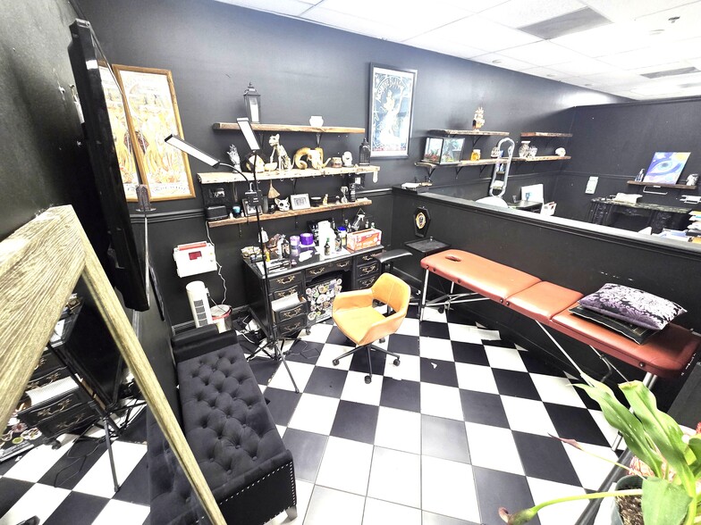 More Photos Of 4953 Le Chalet Blvd, Boynton Beach Storefront Retail Office For Lease
