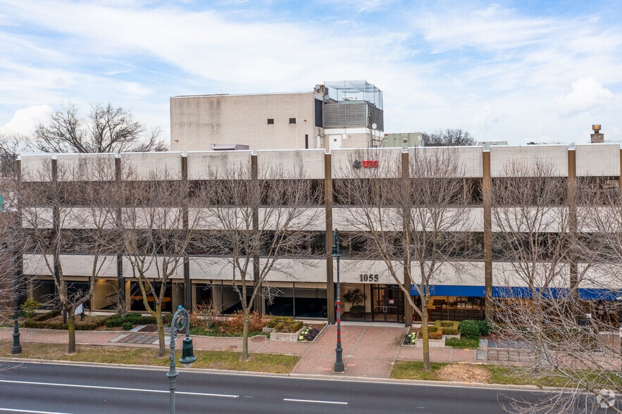 More Photos Of 1055 Franklin Ave, Garden City Office For Lease